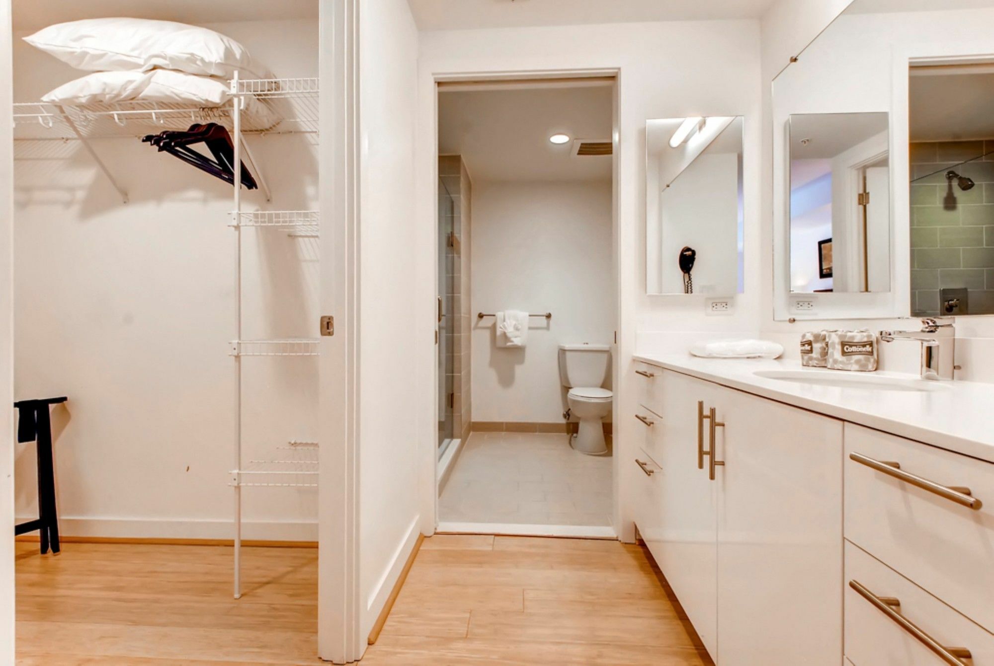 Global Luxury Suites At Chinatown Washington Bagian luar foto